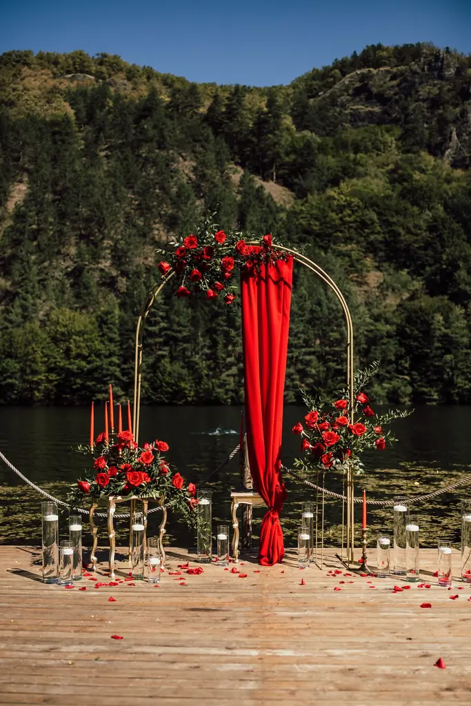 Arcadă florală la lac