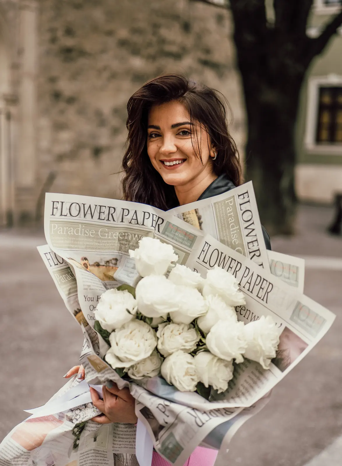 Buchet de trandafiri albi în hârtie de ziar